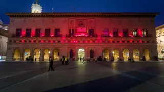 El Ayuntamiento de Zaragoza iluminado de rojo por el cumpleaños del rey