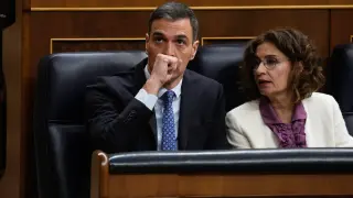 El presidente del Gobierno, Pedro Sánchez y la vicepresidenta María Jesús Montero, durante el debate de la ley de amnistía.