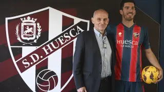 Ángel Martín González y Carlos Gutiérrez, en la presentación del nuevo central del Huesca.