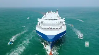 Foto de archivo del carguero Galaxy Leader es escoltado por barcos hutíes en el Mar Rojo