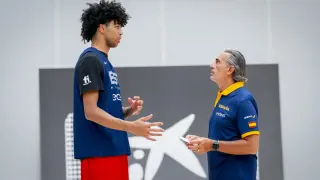 Izan Almansa charla con Sergio Scariolo durante un entrenamiento de la selección española