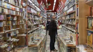 Un hombre hojea libros en una comercio de Bilbao este miércoles, jornada en la que se han hecho públicos los datos del Barómetro de Hábitos de Lectura y compra de libros en España 2023