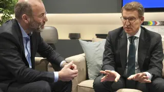 Alberto Núñez Feijóo se reúne con el presidente del Partido Popular Europeo, Manfred Weber, este jueves en Bruselas.