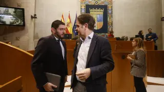 Alejandro Nolasco (Vox) y Roberto Bermúdez de Castro (PP), en los momentos previos al pleno.