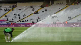 Riego de aspersores en el Estadio Olímpico de Barcelona, este miércoles.