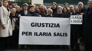 Concentración frente a la embajada de Hungría para pedir la liberación de la joven, este jueves en Roma.
