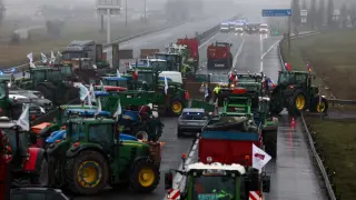 French farmers use their tractors during a protest over price pressures, taxes and green regulation, grievances shared by farmers across Europe, in Jossigny, near Paris, France, February 1, 2024. REUTERS/Stephanie Lecocq [[[REUTERS VOCENTO]]]
