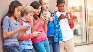 Niños con móviles gsc1