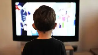 Los niños de algunos barrios de Zaragoza declaran ver la televisión todos los días gsc1