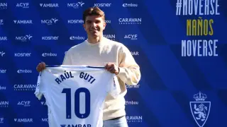Raúl Guti posa con su nueva camiseta del Real Zaragoza, en la que portará el número 10.