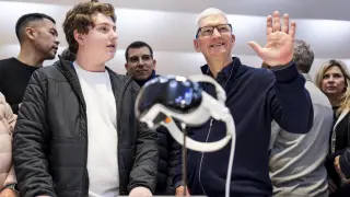 New York (United States), 02/02/2024.- Apple CEO Tim Cook (R) talks with customers purchasing the new Apple Vision Pro headset during the product'Äôs launch at an Apple Store in New York, New York, USA, 02 February 2024. The company is heavily marketing the new device as a way to widen the appeal of mixed reality technology. (Nueva York) EFE/EPA/JUSTIN LANE