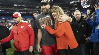 La cantante, Taylor Swift, y su novio, el jugador de fútbol americano, Travis Kelce, celebrando la victoria del Campeonato de la AFC.