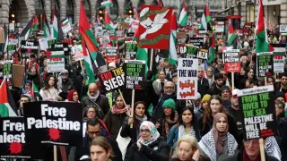 Decenas de miles de personas piden en Londres un alto el fuego en Gaza.