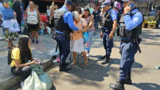 Policías atienden a una señora que se ha caído en El Mercado Central