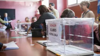 Una de las urnas en las elecciones de la Federación Aragonesa de Fútbol