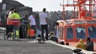 EL PINAR (EL HIERRO), 04/02/2024.- Imagen del desembarco de los 64 inmigrantes rescatados en la tarde de hoy, por la embarcación de Salvamento Marítimo, Salvamar Mizar, en aguas cercanas a El Hierro, y trasladados al puerto de La Restinga, en el municipio de El Pinar, en la isla de El Hierro, para ser atendidos por los equipos de emergencia. EFE/ Gelmert Finol