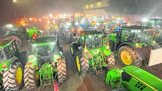 Tractores concentrados en un parquin de Barbastro tras la protesta por la A-138 y la N-123