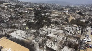 Fotografía aérea que muestra hoy el sector de Achupallas, afectado por incendios forestales de Viña del Mar