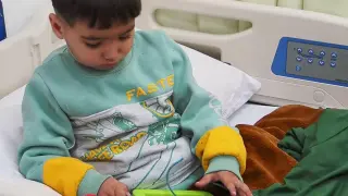 La historia de Ahmed, el niño que perdió las piernas y a sus padres por las bombas en Gaza