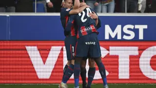 Obeng celebra con sus compañeros el gol con el que dio el triunfo al Huesca ante el Alcorcón.
