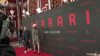 Penélope Cruz enamora con su 'look' parisino de abrigo reconvertido en vestido