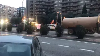 La tractorada baja por Cesáreo Alierta hacia el centro de Zaragoza