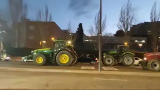 La Tractorada Continúa Por La Avenida De Navarra A Su Paso Por La Estación Delicias