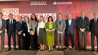 Foto de familia de los participantes en el Foro Empresarial organizado hoy por Banco Santander y HERALDO.