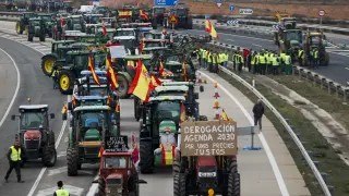 Vista de la concentración de tractores en la A4 a la altura de Madridejos (Toledo).