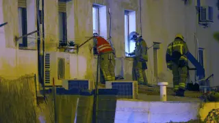 Los bomberos de la Generalitat han trabajado toda la noche buscando a los vecinos desaparecidos