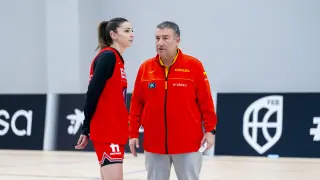 Mariona Ortiz conversa con el seleccionador español, Miguel Méndez.