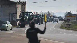 Tractores llegando a Huesca por la carretera de Grañén.