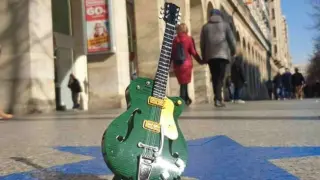 Una de las estrellas azules del paseo de la Independencia de Zaragoza, con una guitarra de Linacero a su vera. gsc1