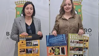 Ana Escartín, técnico de Cultura, y la concejal Pilar Abad, con el cartel de la programación.
