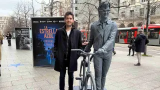 Javier Macipe junto a la escultura de Mauricio Aznar en el paseo de la Independencia de Zaragoza.