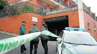 La Guardia Civil, frente al edificio donde se produjo el asesinato.