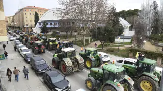 Los tractores se dirigen hacia la plaza Cervantes por la avenida Juan XXIII, en Huesca.