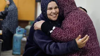 Mujeres palestinas detenidas por Israel se refugian en una escuela tras su liberación, en Rafah