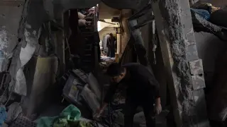 Palestinos inspeccionan el daño provocado en los edificios tras el ataque de Israel en Rafah.