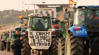 Los tractores provocan retenciones en la A-2 en la entrada a Centrovía en Zaragoza