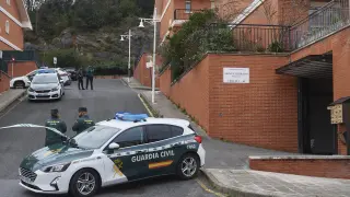 Un coche de la Guardia Civil frente a la casa donde han hallado el cuerpo sin vida de la mujer