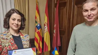 Vasyl Bondarenko ha entregado a la alcaldesa de Teruel una placa en señal de agradecimiento