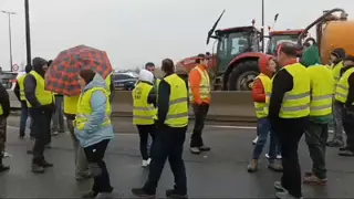 Los tractores colapsan la carretera de Castellón