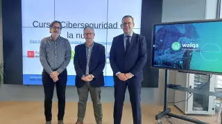 El concejal de Nuevas Tecnologías, Iván Rodríguez; el director del curso, Fernando Tricas y el director de Walqa, Carlos Ortas.