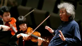 El director de orquesta japonés Seiji Ozawa