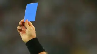 La tarjeta azul podría revolucionar el mundo del fútbol.