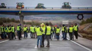 Protestas de agricultores en Aragón: cortes de carretera a la altura de Villadoz