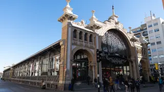 Reportaje sobre el Mercado Central de Zaragoza, con motivo del tercer aniversario de su renovación integral. Exterior, fachada.   Autor: JIMÉNEZ, FRANCISCO Fecha: 04/02/2023 Propietario: Colaboradores Aragón Id: 2023-