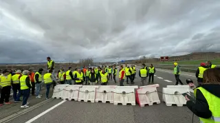 Los agricultores han cortado el tráfico por la autovía A-23 a su paso por Teruel.