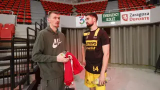 Borisa Simanic conversa con Dusan Ristic, jugador serbio del Tenerife.
